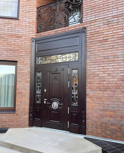 Парадная дверь с остеклением Парадная дверь с остеклением