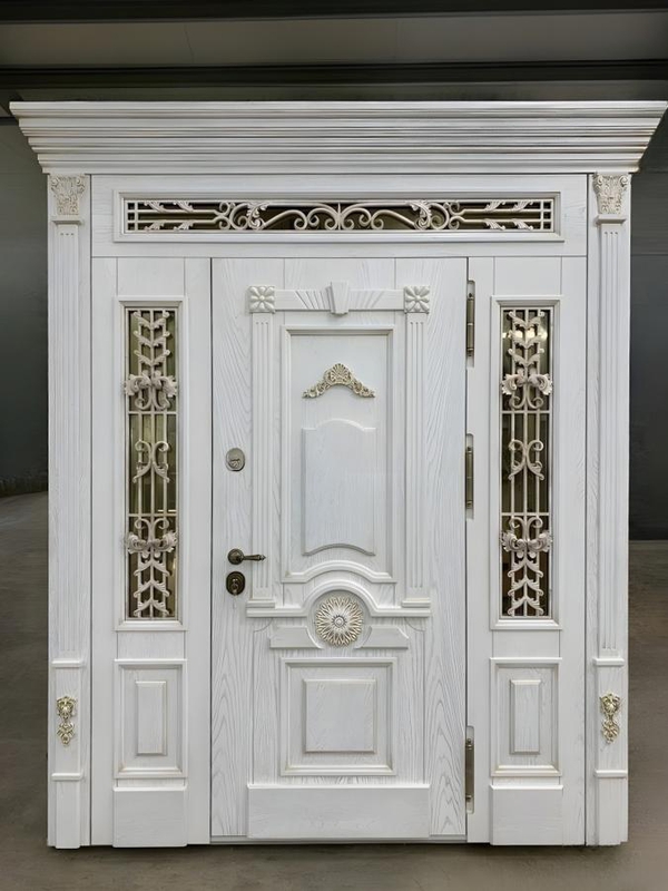 Белая парадная дверь Белая парадная дверь