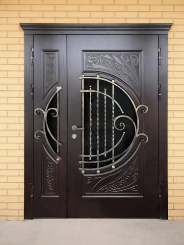 С фигурными стеклами и карнизом С фигурными стеклами и карнизом