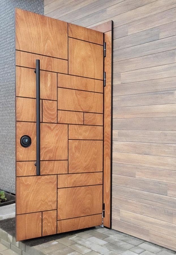 Уличная дверь с черной ручкой Уличная дверь с черной ручкой