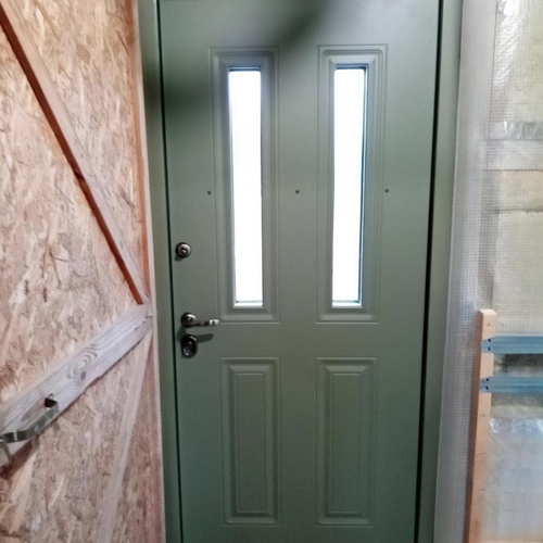 Дверь с узкими окнами Дверь с узкими окнами