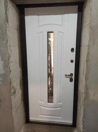 Дверь МДФ RAL с узким стеклом и решеткой Дверь МДФ RAL с узким стеклом и решеткой