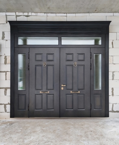 Парадная двупольная дверь с кнокерами Парадная двупольная дверь с кнокерами