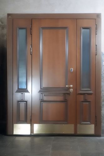 Дверь с отбойниками Дверь с отбойниками