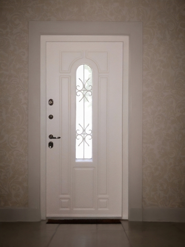 Белая с узким окном Белая с узким окном