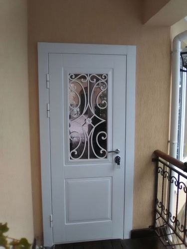 Остекленная дверь с белой ковкой Остекленная дверь с белой ковкой