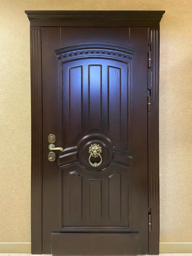 С кнокером и карнизом С кнокером и карнизом