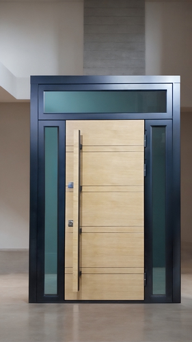 Остекленная дверь с вертикальной ручкой Остекленная дверь с вертикальной ручкой