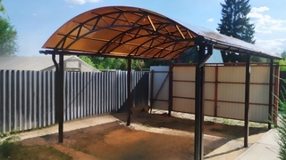 Арочный навес с поликарбонатом оранжевого цвета Арочный навес с поликарбонатом оранжевого цвета