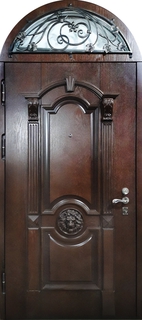 Входная термодверь с арочной остекленной фрамугой и ковкой (отделка массив с резным декором) Входная термодверь с арочной остекленной фрамугой и ковкой (отделка массив с резным декором)